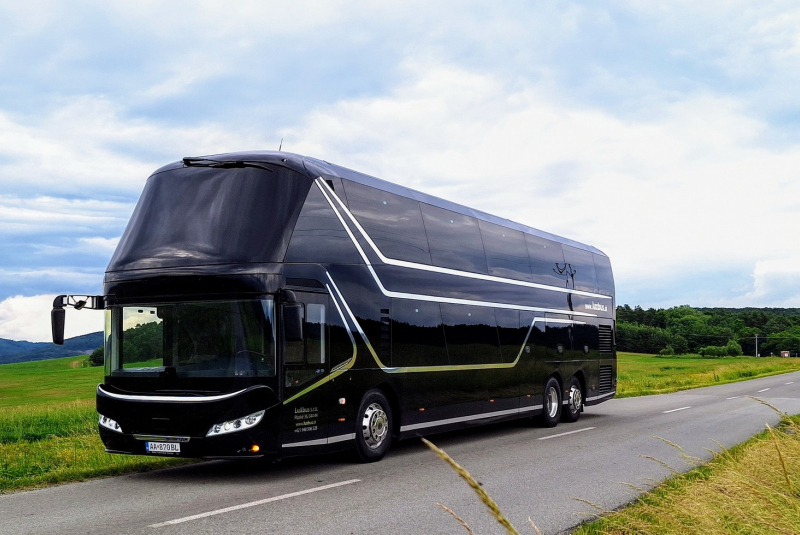 Vozový park / Autobus Neoplan Skyliner, 78+1 miestny