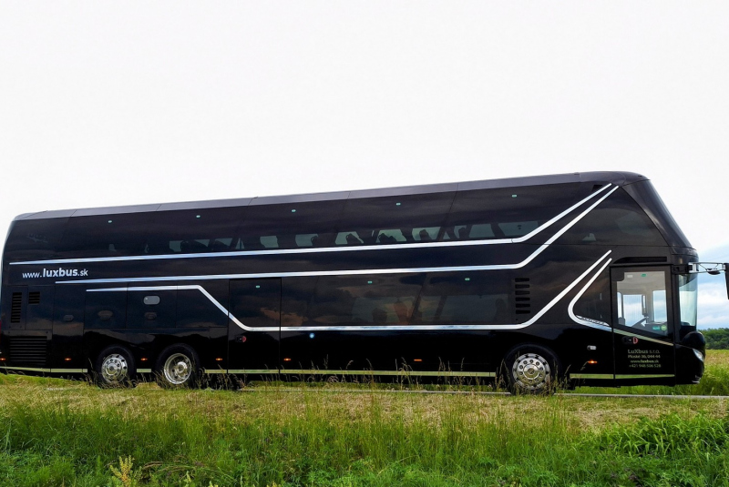 Vozový park / Autobus Neoplan Skyliner, 78+1 miestny